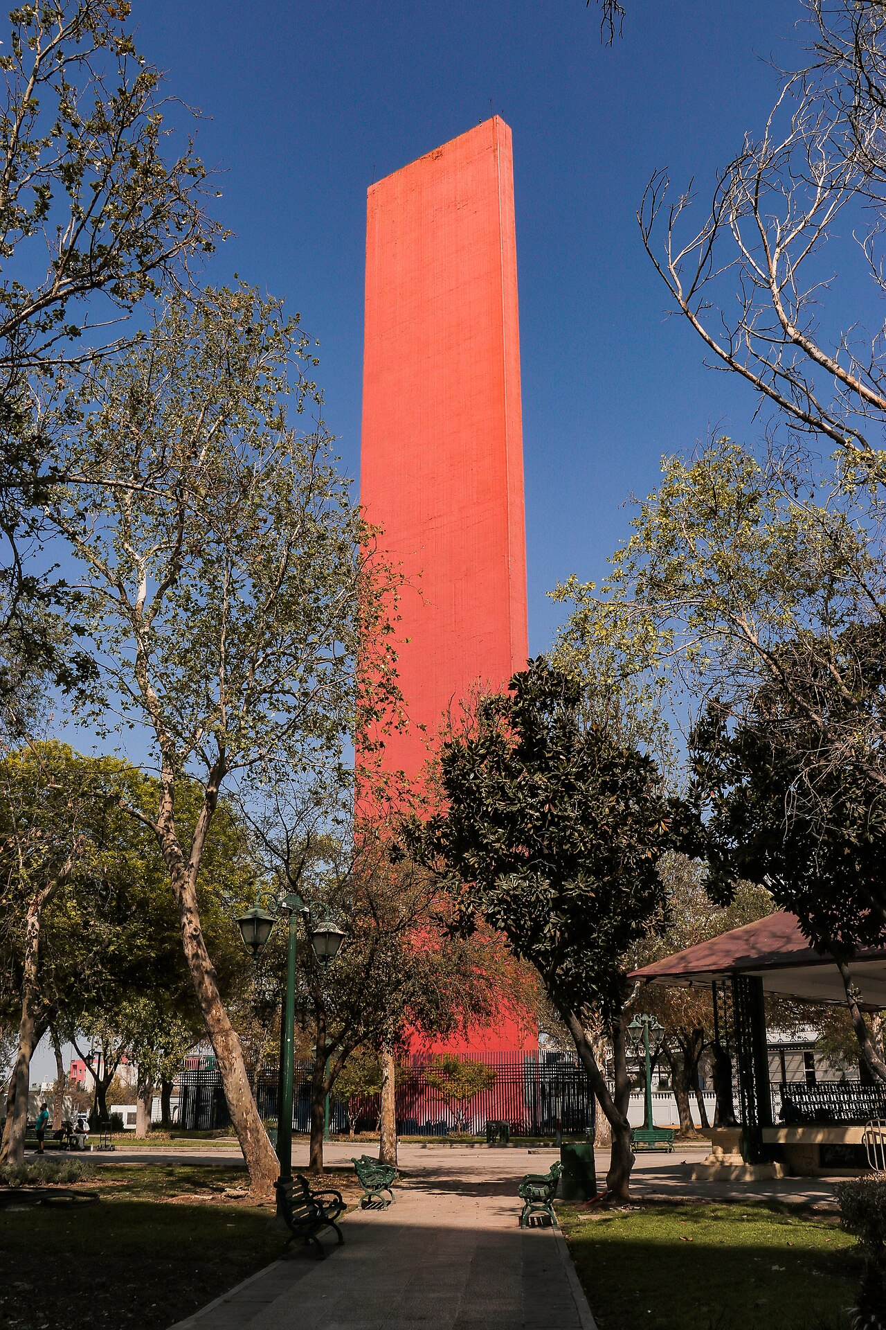 Faro del Comercio en la Macroplaza de Monterrey
